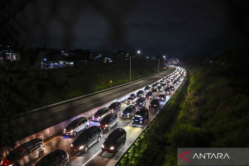 kendaraan lewat gt kalikangkung ramai hingga 3000 unit per jam
