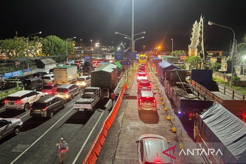 kendaraan logistik dan bus dominasi pelabuhan ketapang gilimanuk