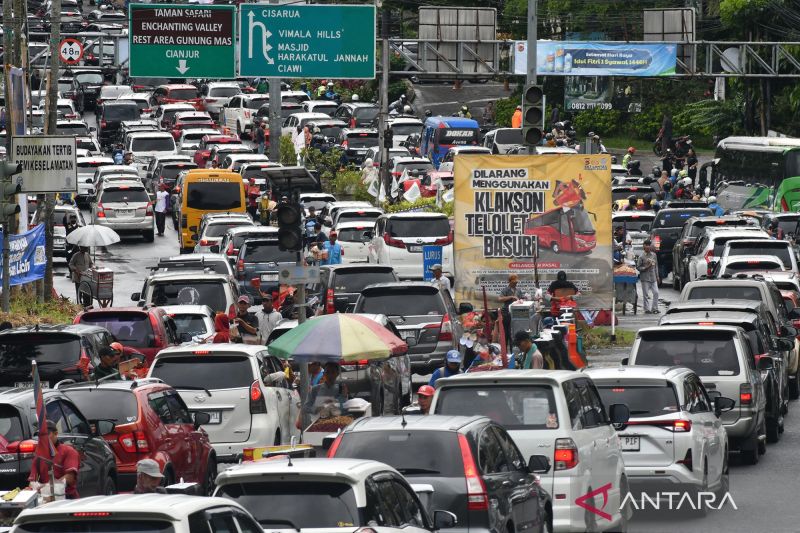 kepadatan di jalur wisata puncak bogor