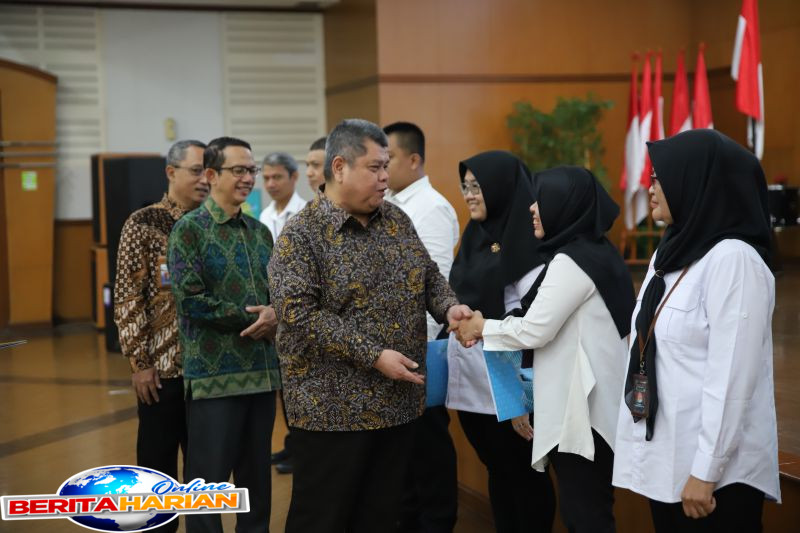 kepala bpkp serahkan 303 sk pengangkatan pppk tahap pertama