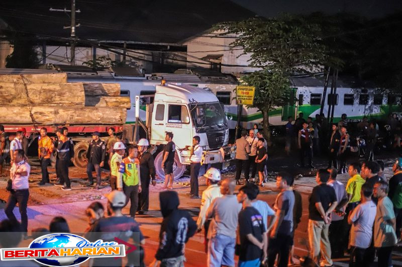 kereta api commuter line jenggala relasi gresik sidoarjo tabrak truk bermuatan kayu