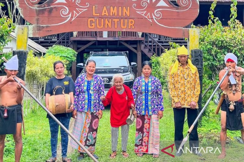lamin guntur ecolodge paduan keelokan pasir putih dan adat komunal