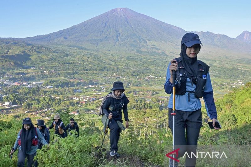 libur lebaran nikmati pemandangan alam rinjani dari bukit pergasingan