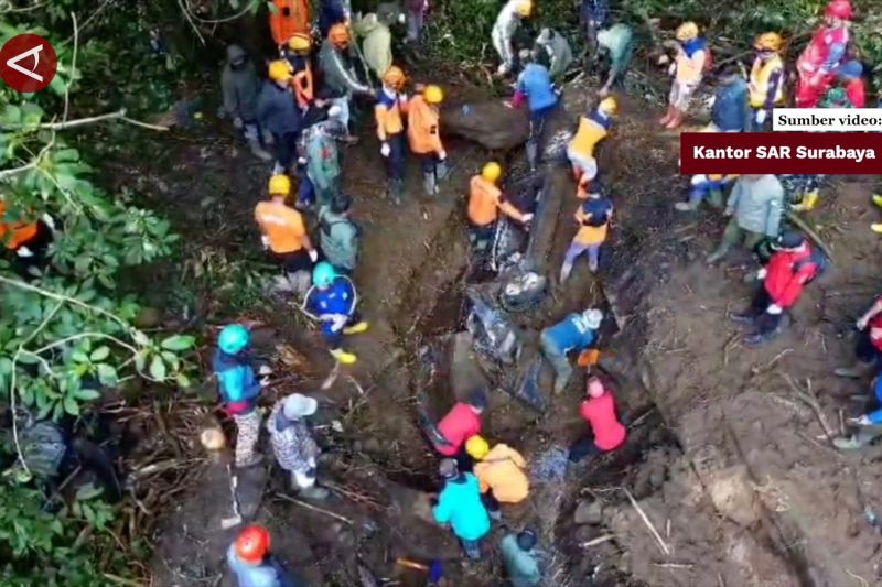 longsor di cangar timbun dua mobil 10 korban ditemukan tewas