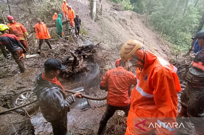 longsor tutup jalan sumber brantas pacet mojokerto 2 mobil terdampak