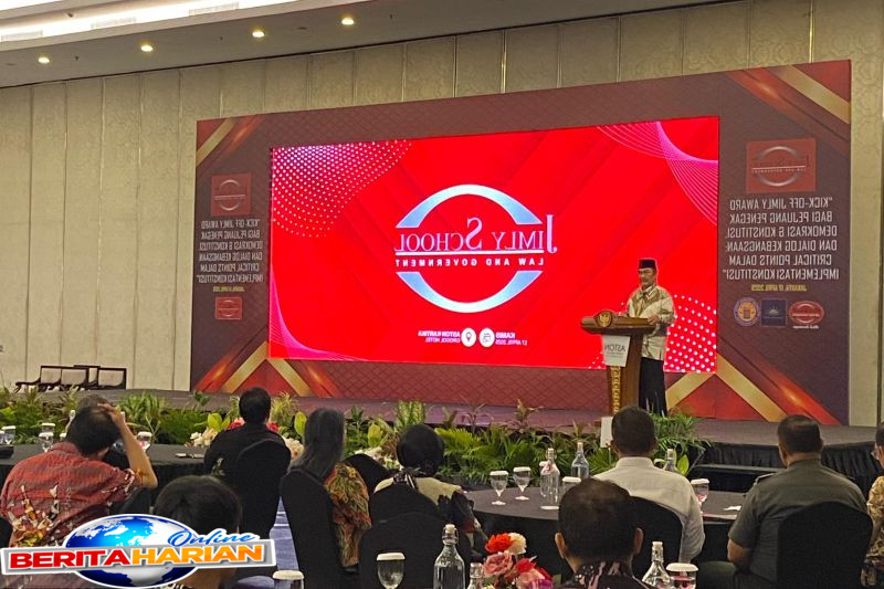 mantan ketua mk negara hukum yang baik harus demokratis