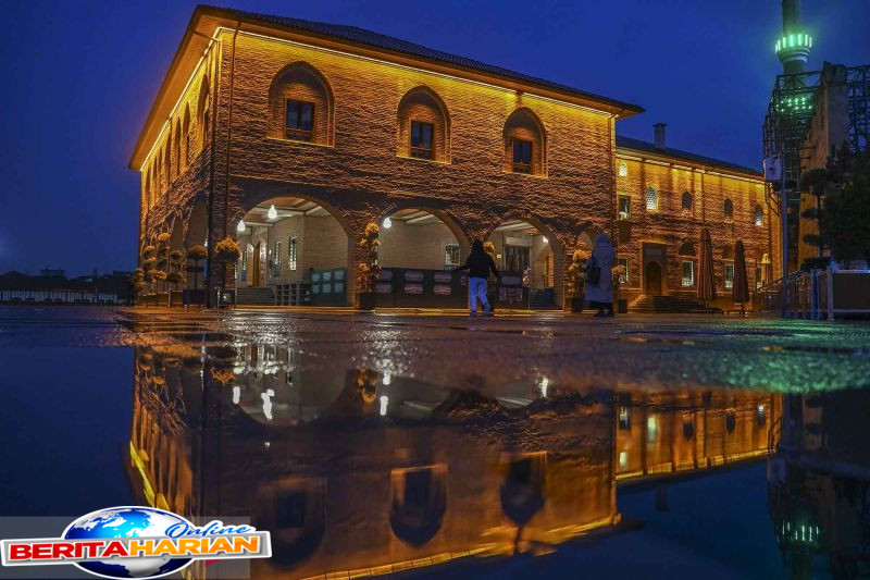 melihat lebih dekat karakteristik khas arsitektur masjid haci bayram cami di turki