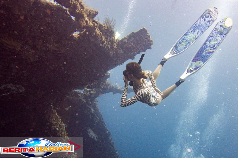 melihat wisatawan berolahraga selam bebas di kedalaman laut tulamben bali