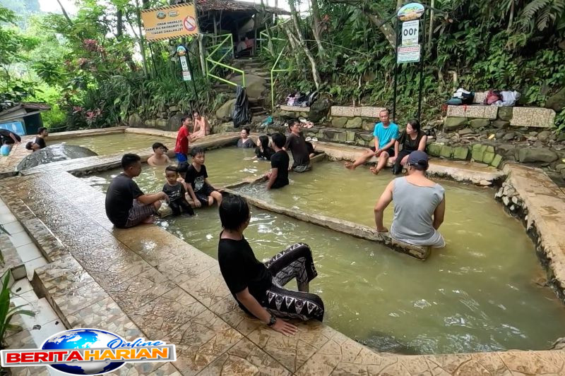 menikmati terapi alami permandian air panas di kaki gunung salak
