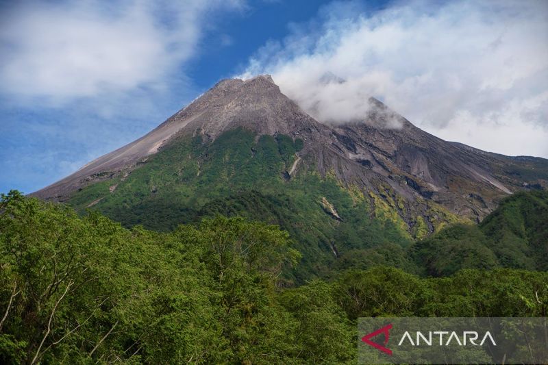 merapi luncurkan tujuh guguran lava hingga 18 km ke tiga sungai