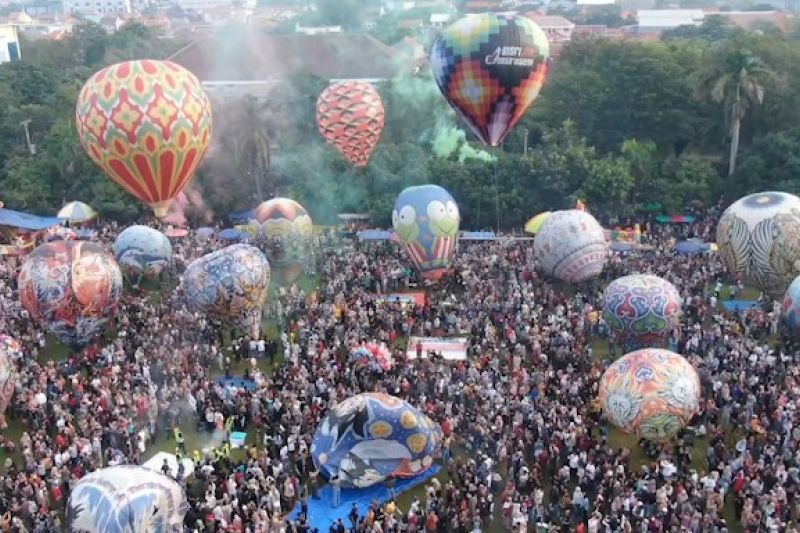 meriahnya festival balon udara tambat di pekalongan