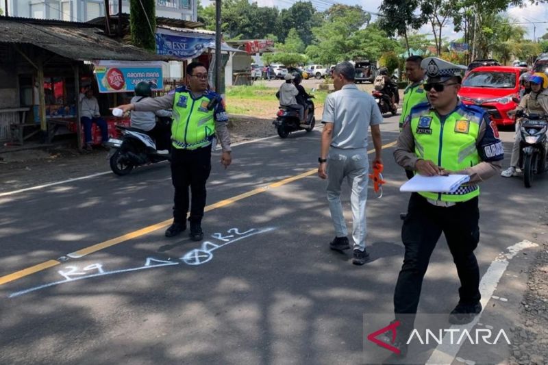 mobil bak terbuka hilang kendali sebabkan tabrakan beruntun di cianjur