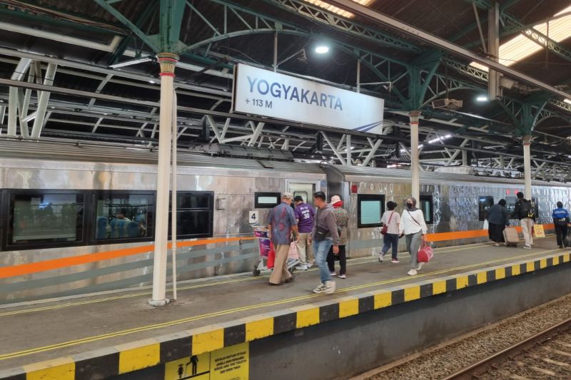 mudik dan wisata lancar dengan kereta api stasiun yogyakarta simpul integrasi transportasi favorit pemudik