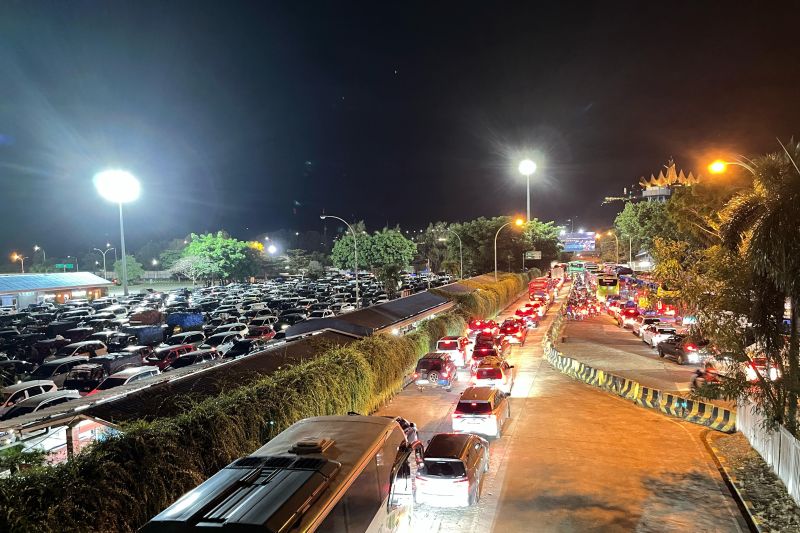 pelabuhan bakauheni dipadati kendaraan pemudik arus balik pada h3 1