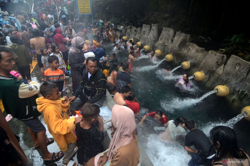 pemandian air panas guci diserbu wisatawan