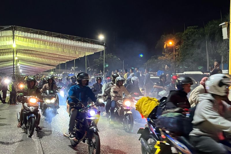 pemilir bersepeda motor padati pelabuhan bakauheni pada h5 malam