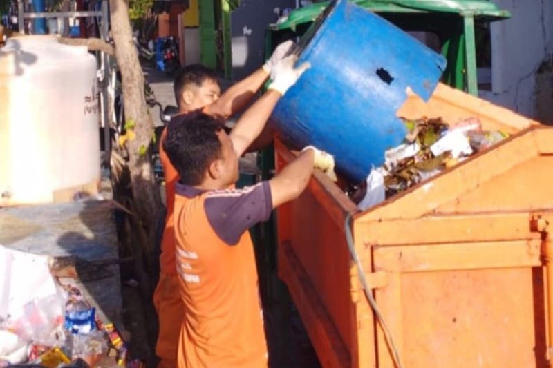 pemkab kepulauan seribu angkut 8126 ton sampah dari pulau harapan