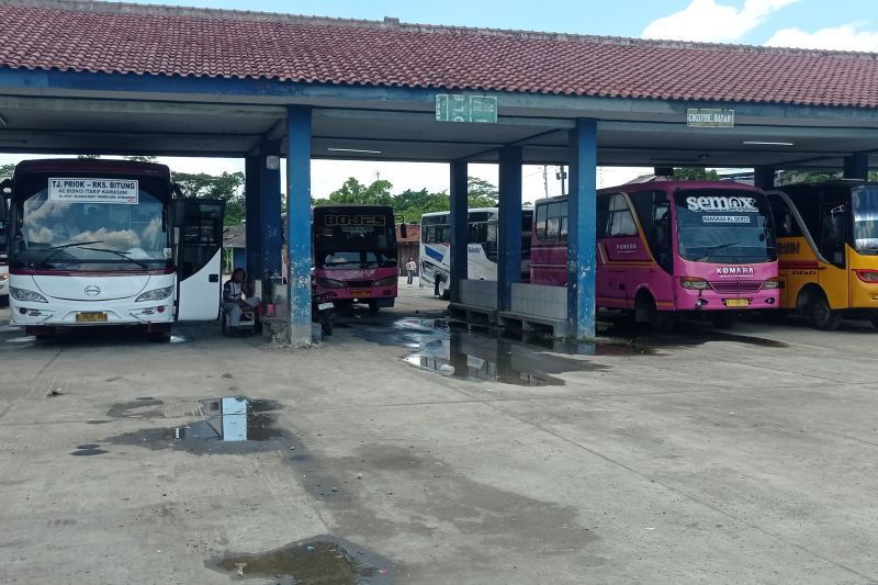 pemudik terminal bus rangkasbitung pada h7 lebaran masih ramai