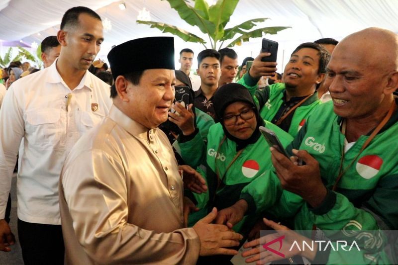 pengamat antusiasme open house di istana bantah kondisi mencekam di