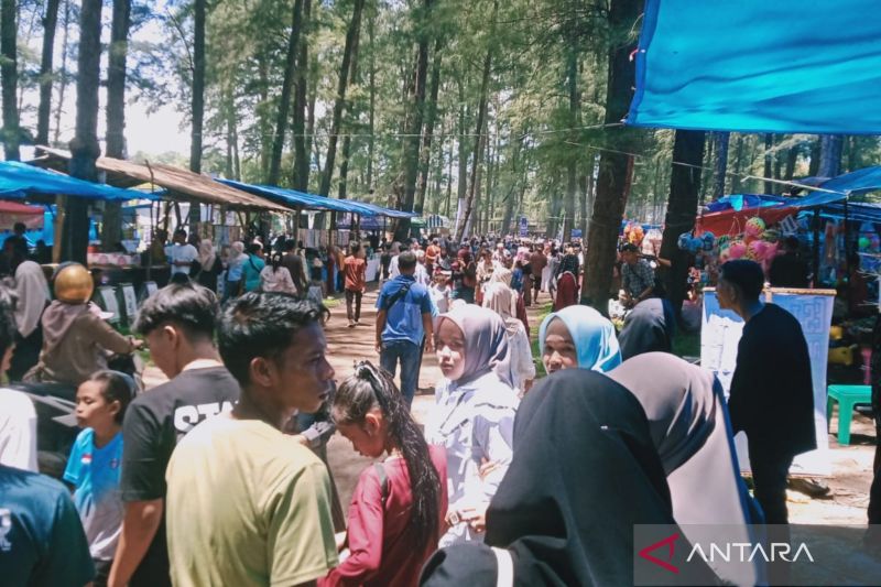 Pengunjung padati pantai di Mukomuko Bengkulu 1 pengunjung padati pantai di mukomuko bengkulu