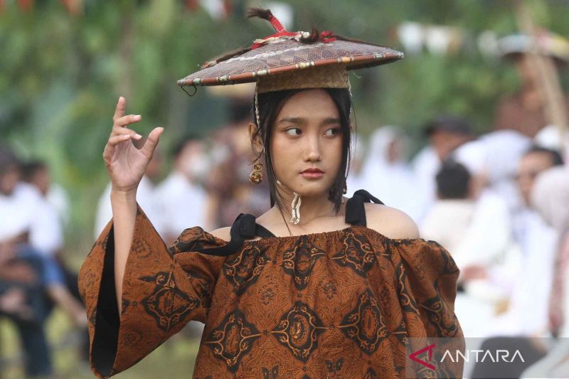 peragaan busana rona wastra di areal persawahan ngawi