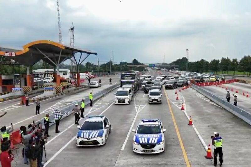 petugas mulai terapkan one way di tol cipali antisipasi puncak arus balik
