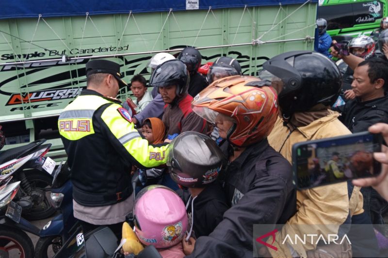 Polisi kerahkan tim urai antisipasi kepadatan di Jalur Pantura Cirebon 1 polisi kerahkan tim urai antisipasi kepadatan di jalur pantura cirebon