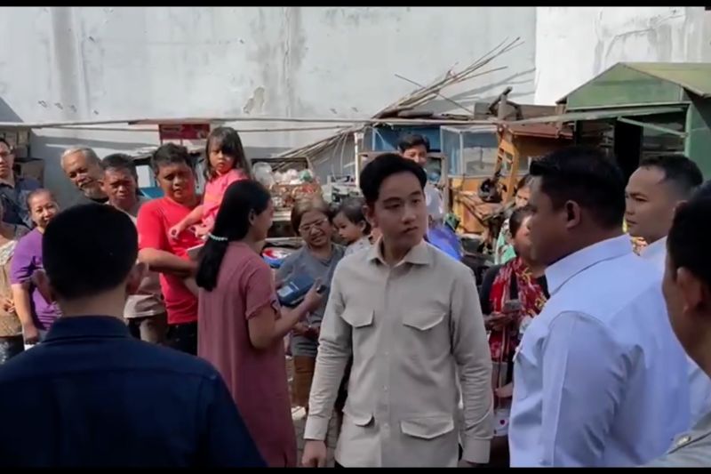 pulang kampung ke solo gibran blusukan dan bagi paket sembako