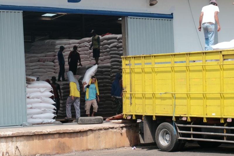 pupuk indonesia tekankan penebusan pupuk subsidi hanya di kios resmi