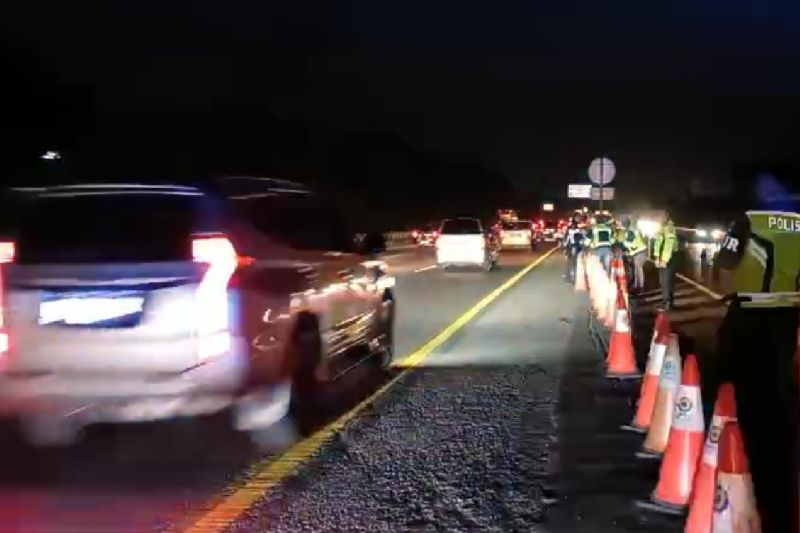 rekayasa lalu lintas lawan arah ke cikampek di tol japek dihentikan