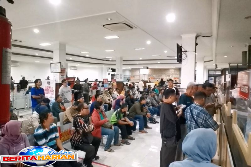 ribuan warga solo padati samsat manfaatkan program pemutihan pajak