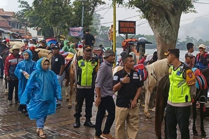 ribuan wisatawan padati telaga sarangan magetan di libur lebaran 2025