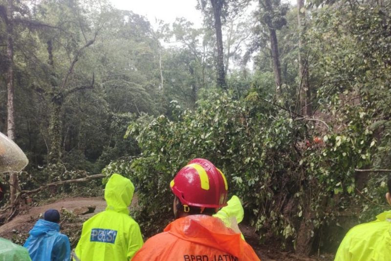 sar surabaya kerahkan tim bantu evakuasi korban longsor pacet