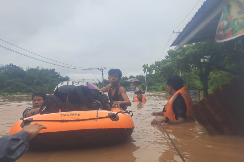 satbrimob polda sulteng evakuasi warga terdampak banjir di korompeeli
