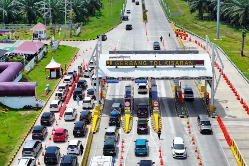 sebanyak 179576 kendaraan lintasi tol trans sumatera pada h2 lebaran