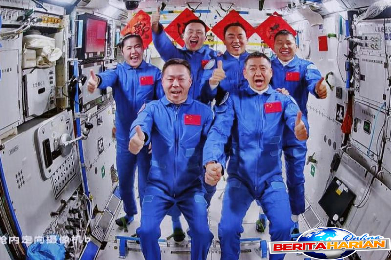 shenzhou 19 berhasil pisah dari kombinasi stasiun antariksa tiangong
