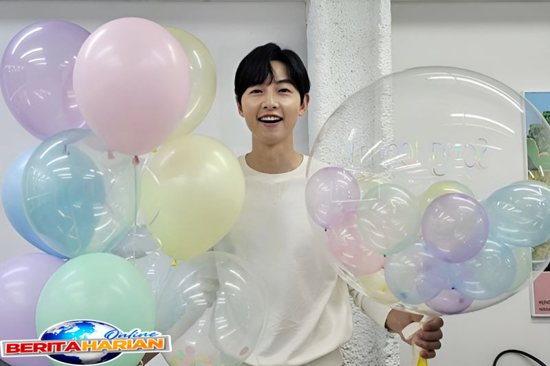Song Joong Ki Mengikuti Kelas Merangkai Bunga untuk Persiapan Peran Drama Terkini 1 song joong ki ikut kelas rangkai bunga dalami peran drama terbaru