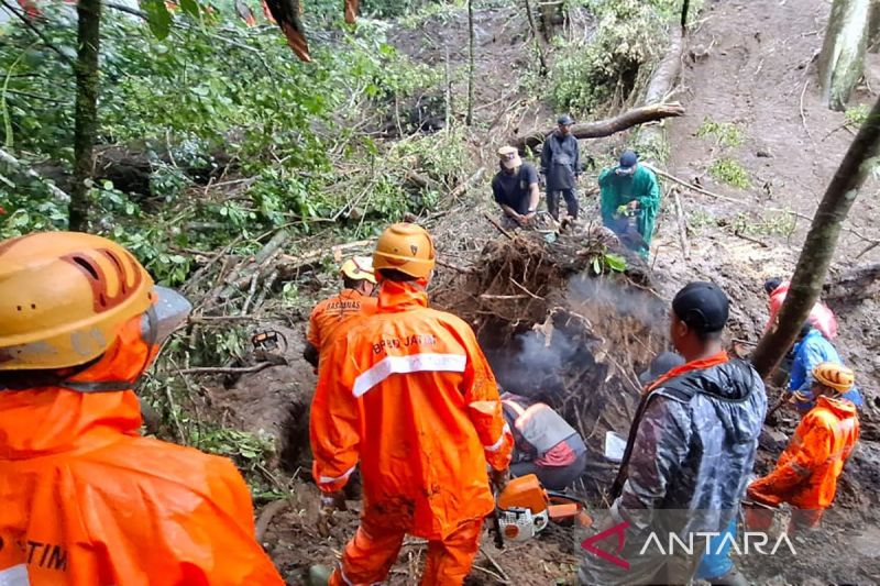 Tahura Raden Soerjo tutup 4 wisata pasca-longsor di jalur Pacet-Cangar 1 tahura raden soerjo tutup 4 wisata pasca longsor di jalur pacet cangar