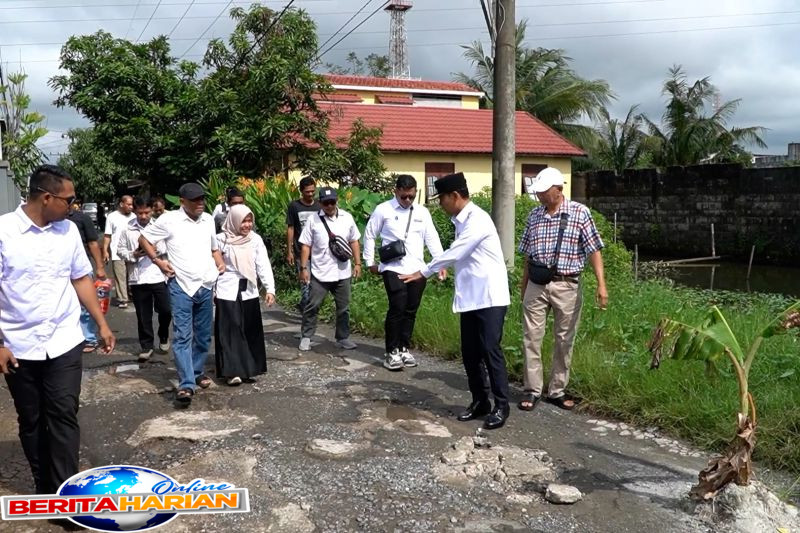 tanggapi keluhan warga wali kota banjarmasin tinjau jalan rusak
