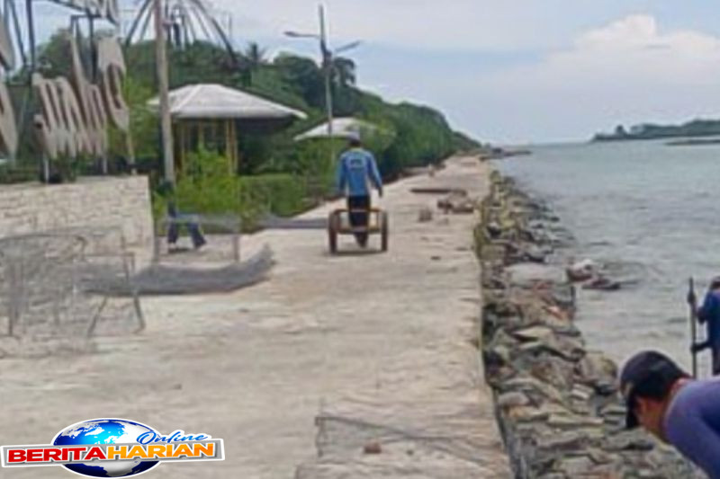 tanggul dermaga pulau untung jawa diperbaiki untuk mencegah abrasi