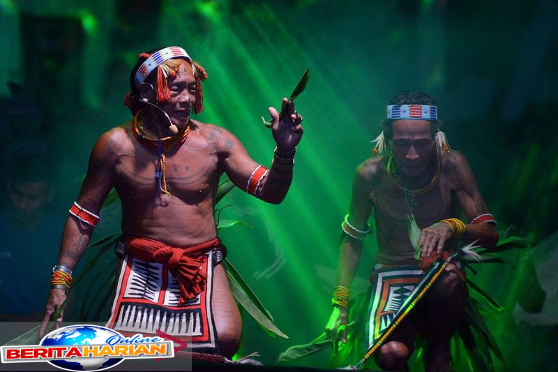 tari upacara pengobatan turuk laggai tampil pada kaba festival x di taman budaya sumatera barat