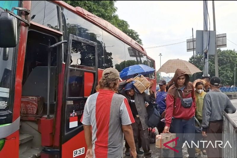 terminal kp rambutan prediksi 15 ribu penumpang di puncak arus balik
