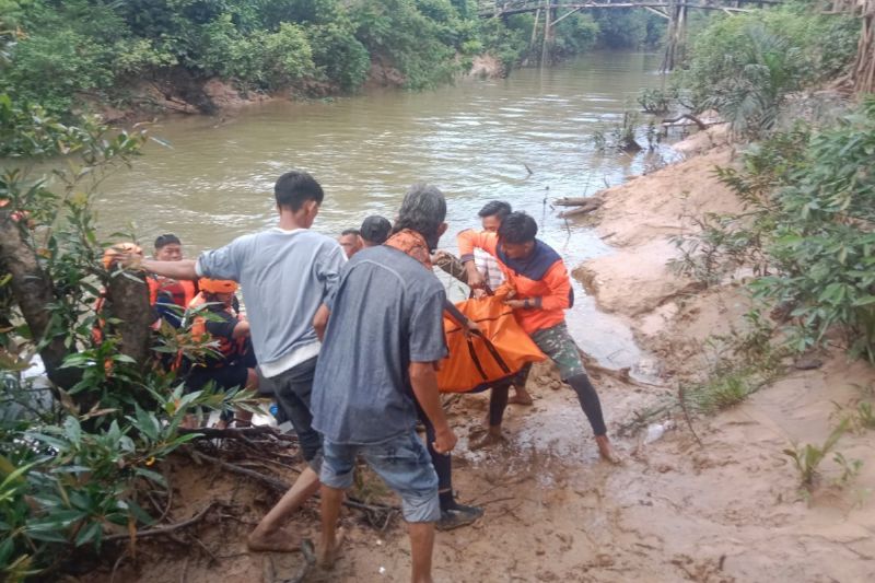Tim SAR Menyelamatkan Remaja yang Terseret Arus Sungai di Langkat 1 tim sar evakuasi remaja terseret arus sungai di kabupaten langkat