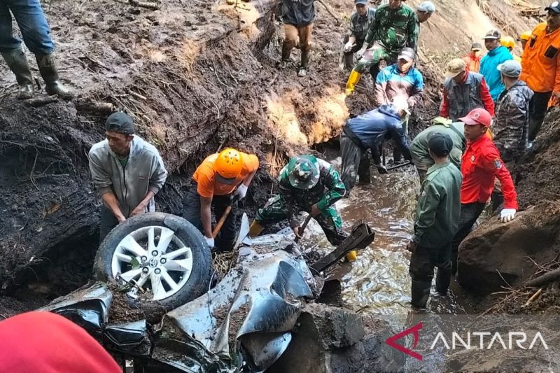 tni ad evakuasi korban gempa di jalur pacet cangar
