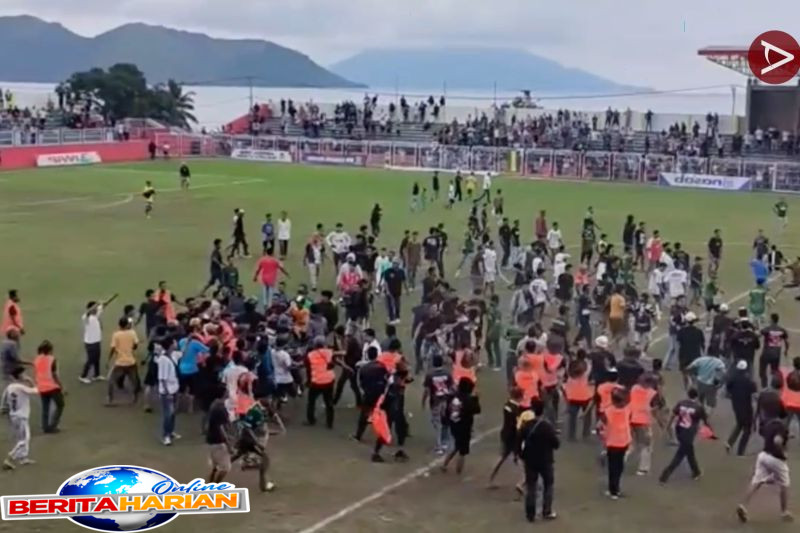 turnamen sepak bola di tidore ricuh suporter dan panitia adu jotos 1