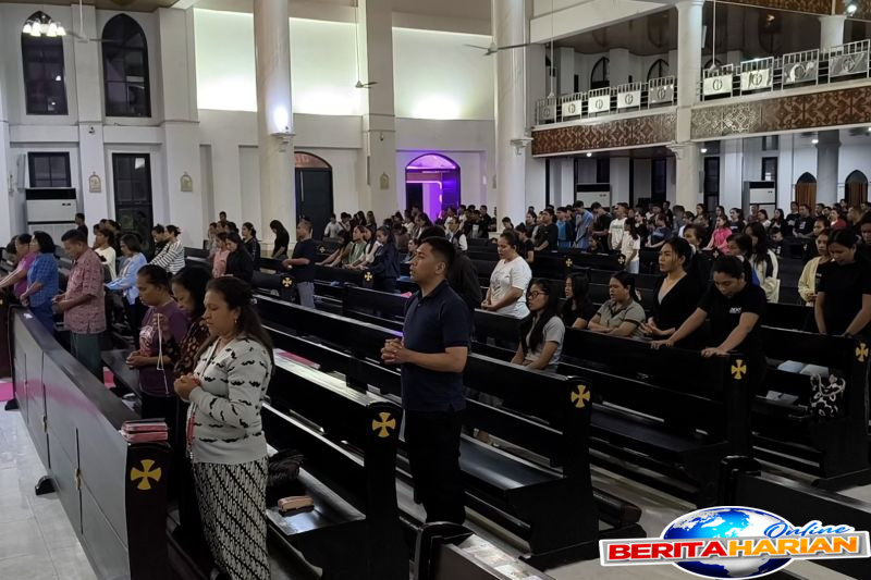 umat katolik di kupang gelar doa rosario untuk paus fransiskus 1