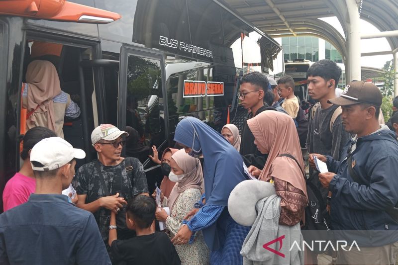 warga cirebon terbantu program arus balik gratis kemenhub