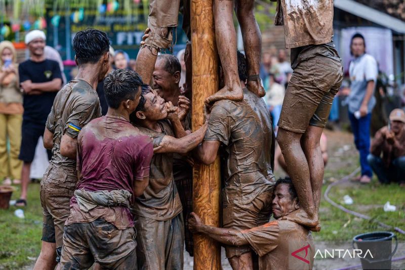 warga gelar tradisi panjat pinang untuk silaturahim idul fitri 1446 h