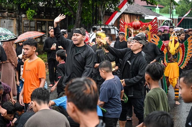 wisatawan lokal antusias saksikan prosesi adat barong ider bumi