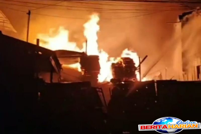 17 Armada Damkar Dikerahkan untuk Memadamkan Kebakaran Rumah di Cipinang 1 17 unit damkar diterjunkan padamkan kebakaran rumah di cipinang